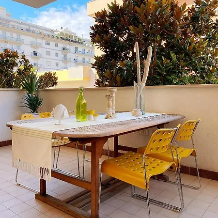 Colourful Living Apartment *